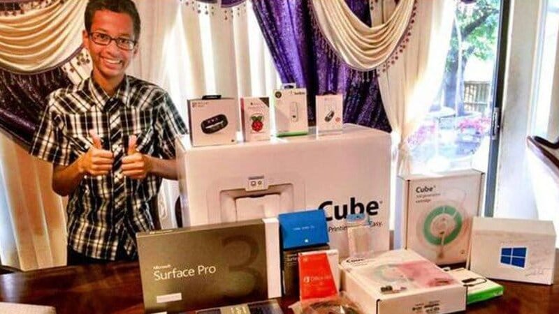 Ahmed Mohamed ganha presentes da Microsoft