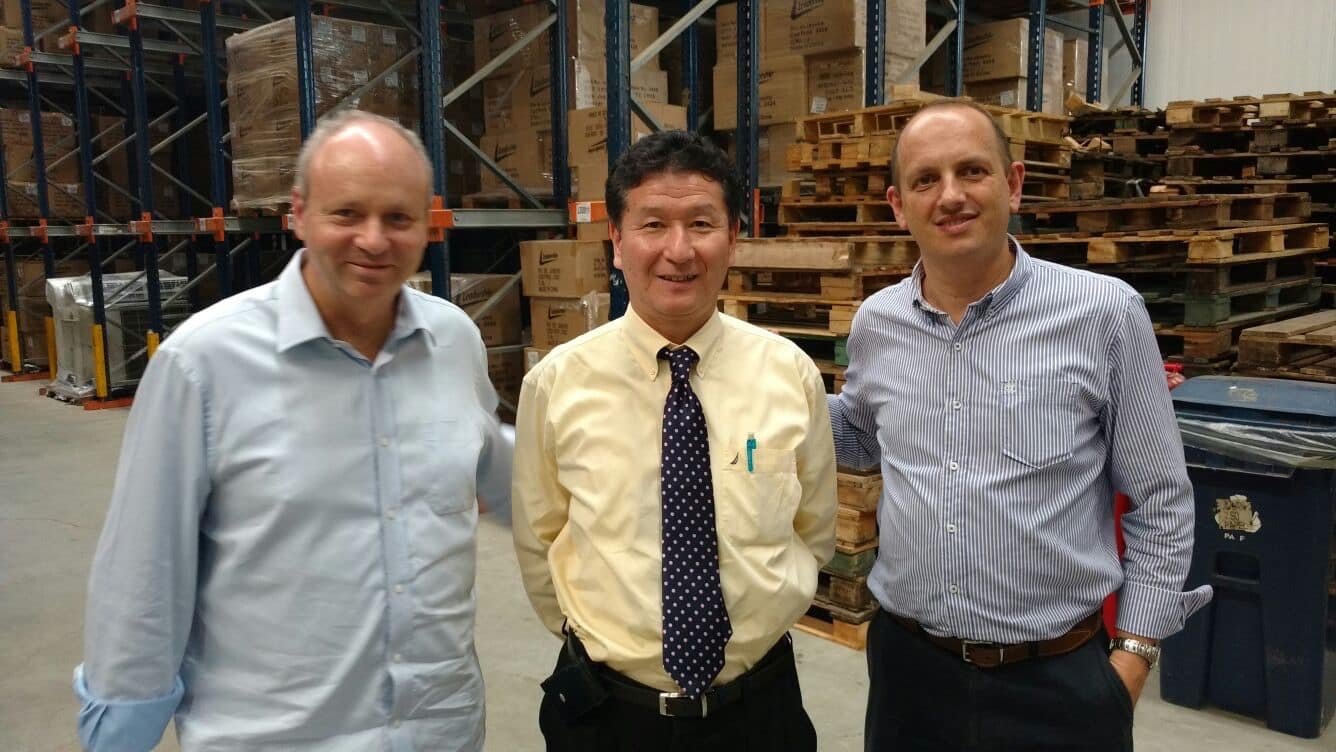 Alexandre Perelson (CEO Leadership), Numoto (presidente Maxell) e Claudio Rosenbaum (gerente nacional de vendas Leadership) em visita ao Centro de Distribuição Leadership