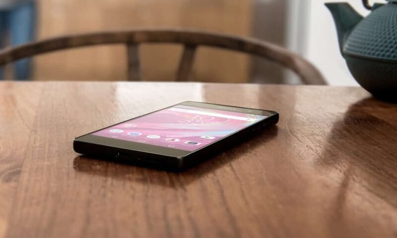 Sony lança Xperia E5 oficialmente no Brasil com preço salgado