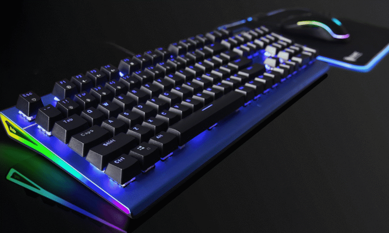 Sades anuncia headset Armor e teclado mecânico Sickle para brasileiros