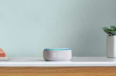 Amazon Echo Dot com relógio