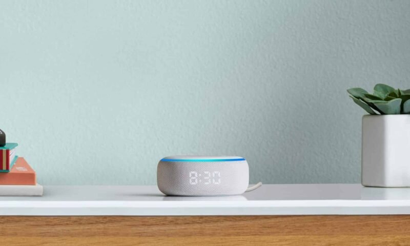 Amazon Echo Dot com relógio