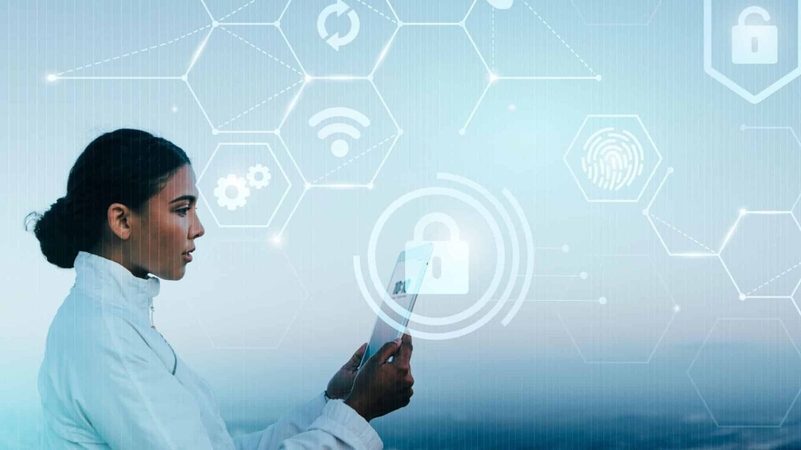 mulher com tablet nas maos e simbolo de seguranca phishing