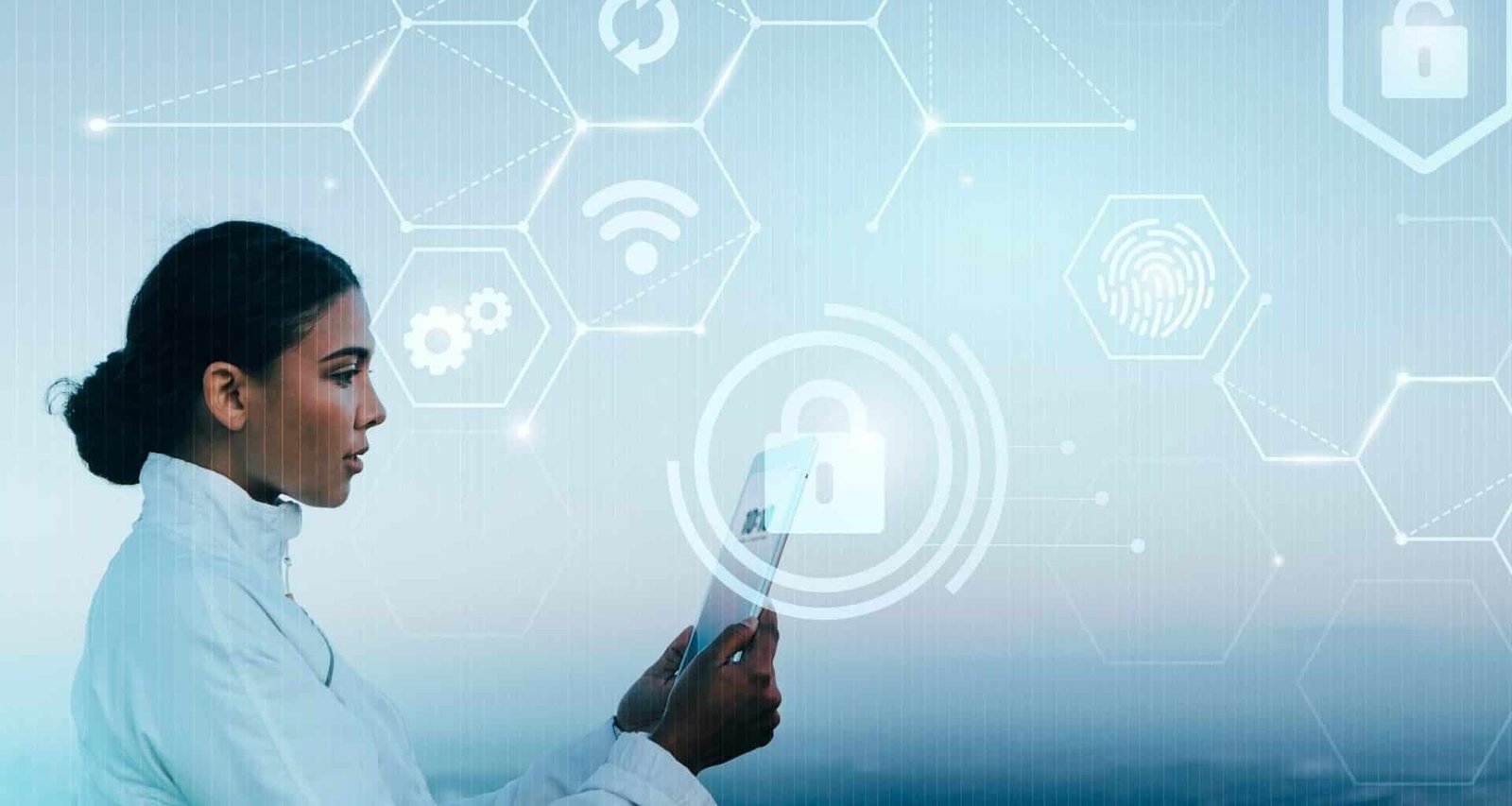 mulher com tablet nas maos e simbolo de seguranca phishing