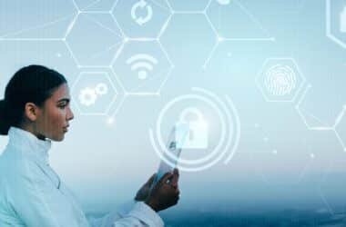 mulher com tablet nas maos e simbolo de seguranca phishing