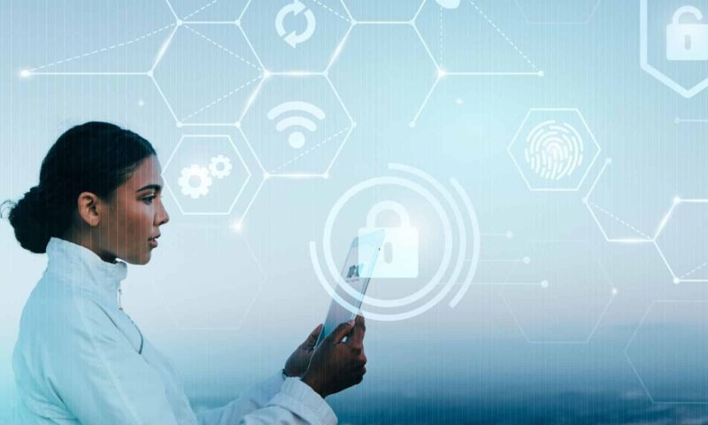 mulher com tablet nas maos e simbolo de seguranca phishing
