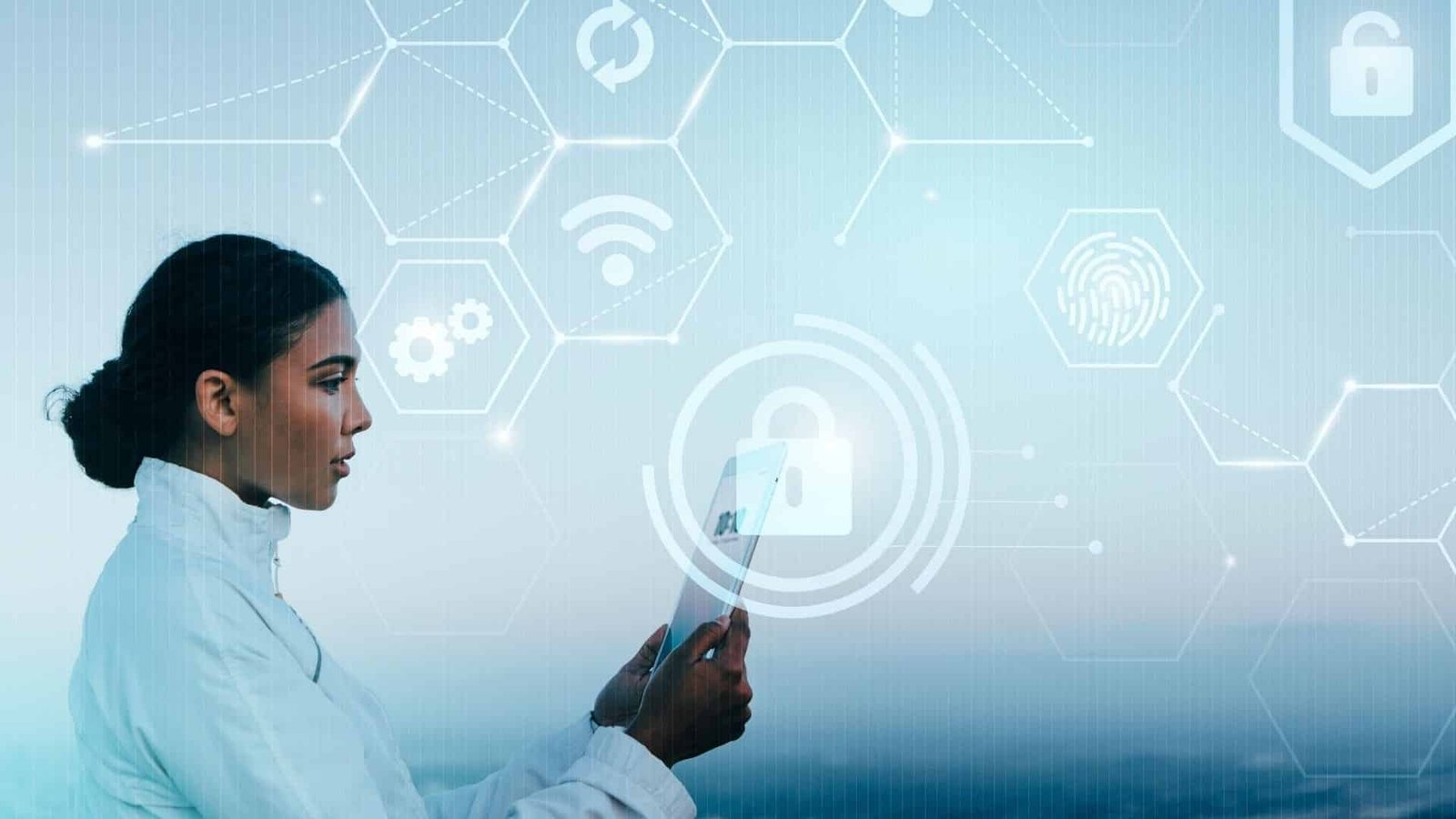 mulher com tablet nas maos e simbolo de seguranca phishing