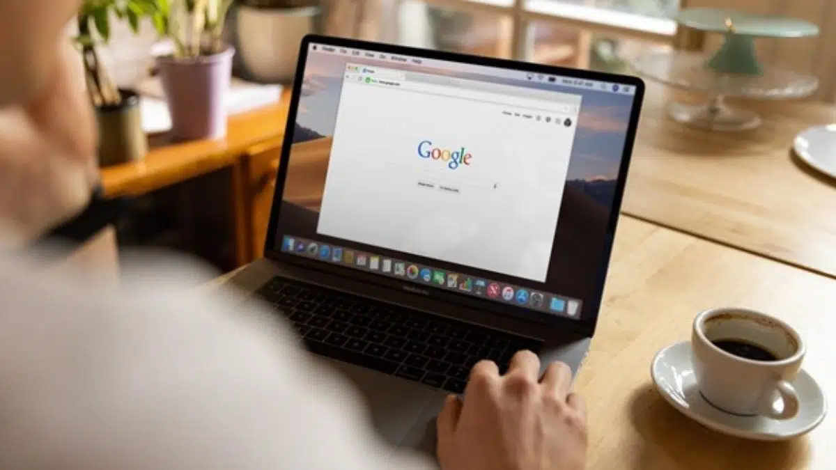 Homem fazendo pesquisa no Google