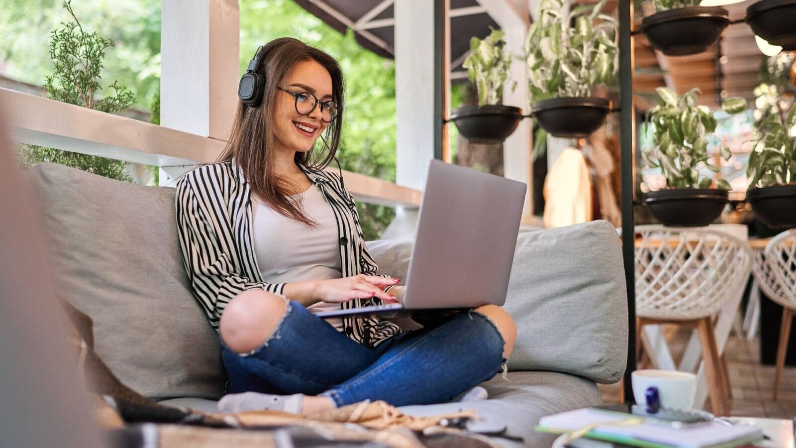web 3 mulher tranquila com fone de ouvido acessando a internet pelo computador
