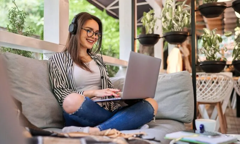 web 3 mulher tranquila com fone de ouvido acessando a internet pelo computador