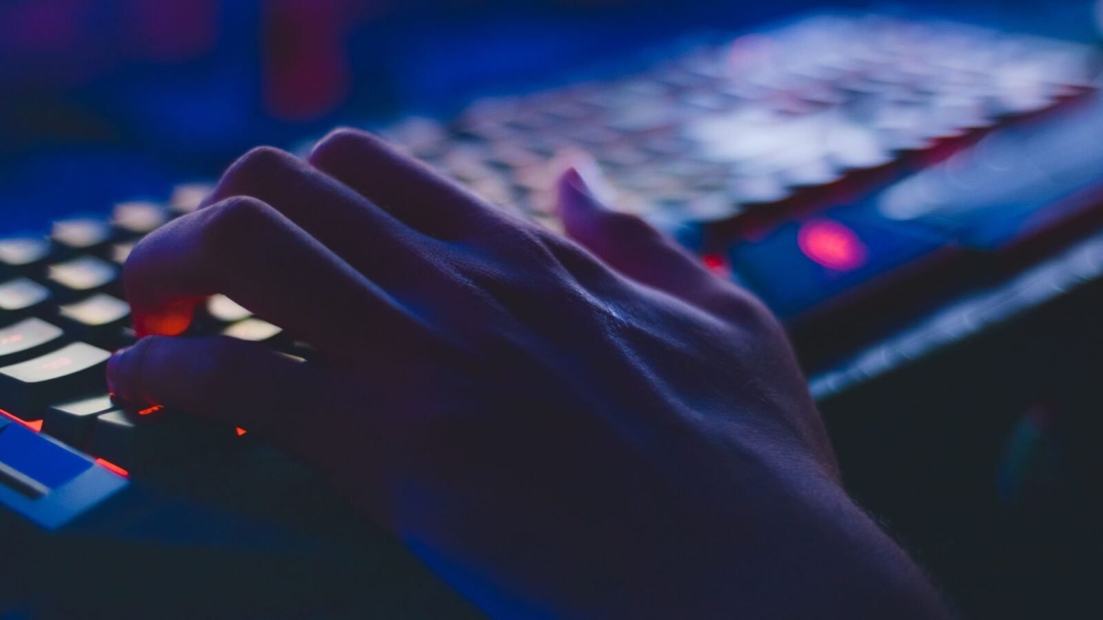 Pandemia impulsiona o mercado de games e ciberataques mais que dobram no último ano, segundo relatório
