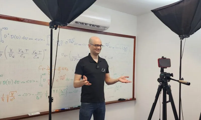 Professor ensina física em vídeos curtos nas redes sociais
