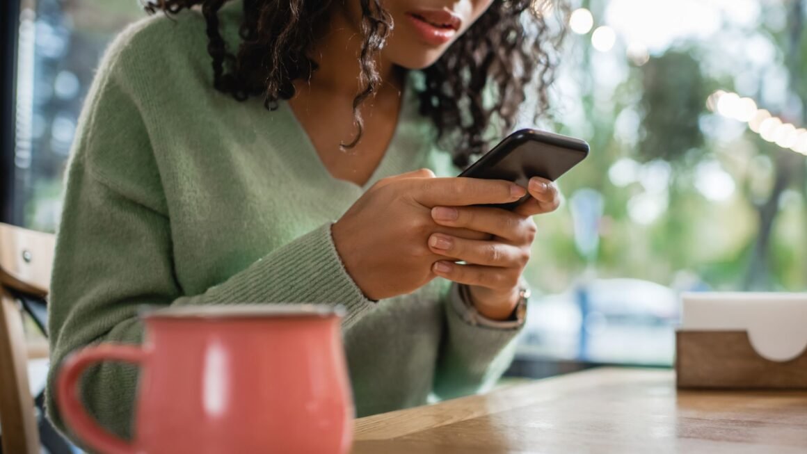 smartphone celular jovem mensagem teclando