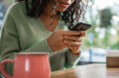 smartphone celular jovem mensagem teclando