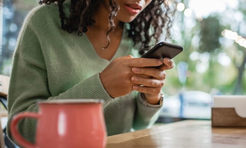 smartphone celular jovem mensagem teclando