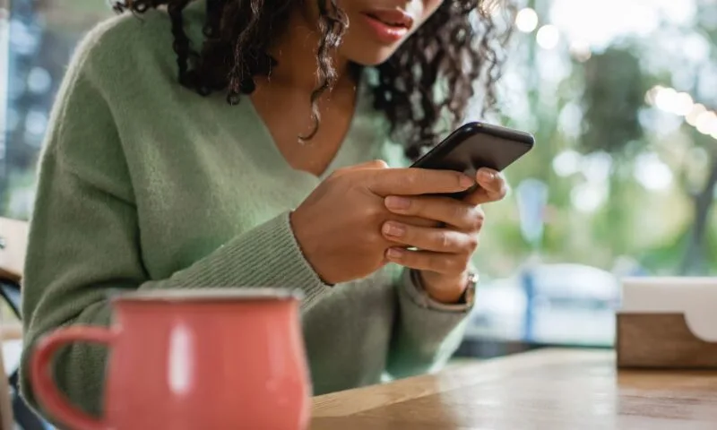 smartphone celular jovem mensagem teclando