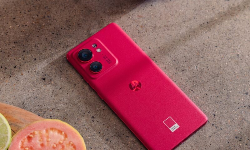 Motorola Edge 40 chega ao Brasil com certificação IP68, câmera de 50MP e mais
