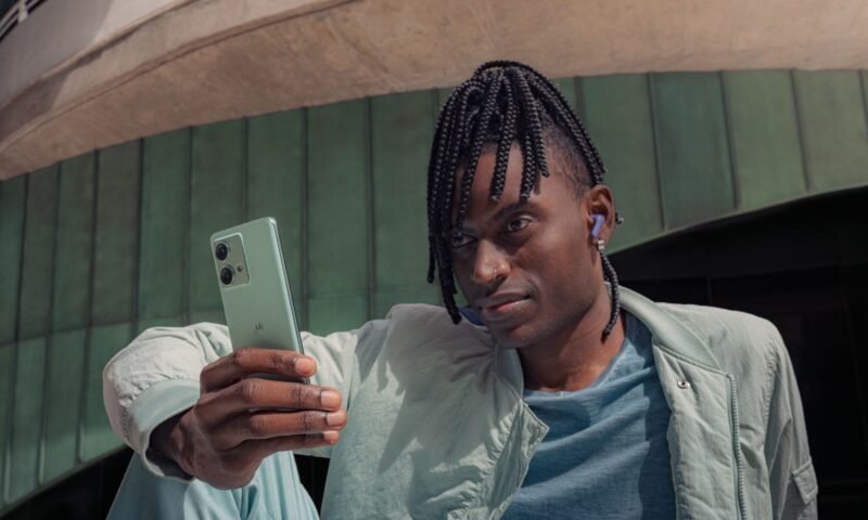 Motorola Edge 50 Neo desembarca no Brasil com zoom óptico, hardware atualizado e design refinado; veja o preço