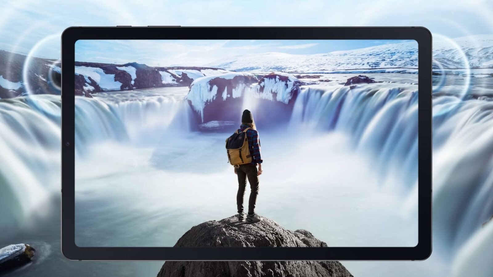 Imagem retrata a tela do Galaxy Tab S6 Lite, colocando seu frame compondo a imagem de uma pessoa no topo de uma montanha vendo quedas d'água e maciços rochosos cobertos de neve