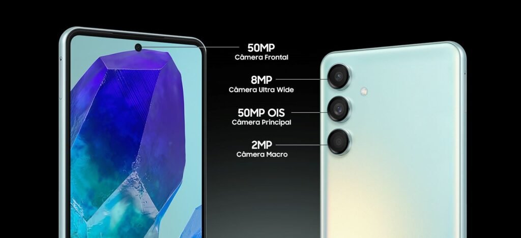 São exibidos dois dispositivos Galaxy M55 5G na cor verde pelos lados da frente e de trás para especificar as quatro câmeras a seguir: câmera de selfie de 50 MP, câmera ultragrande-angular de 8 MP, câmera grande-angular OIS de 50 MP e câmera macro de 2 MP.