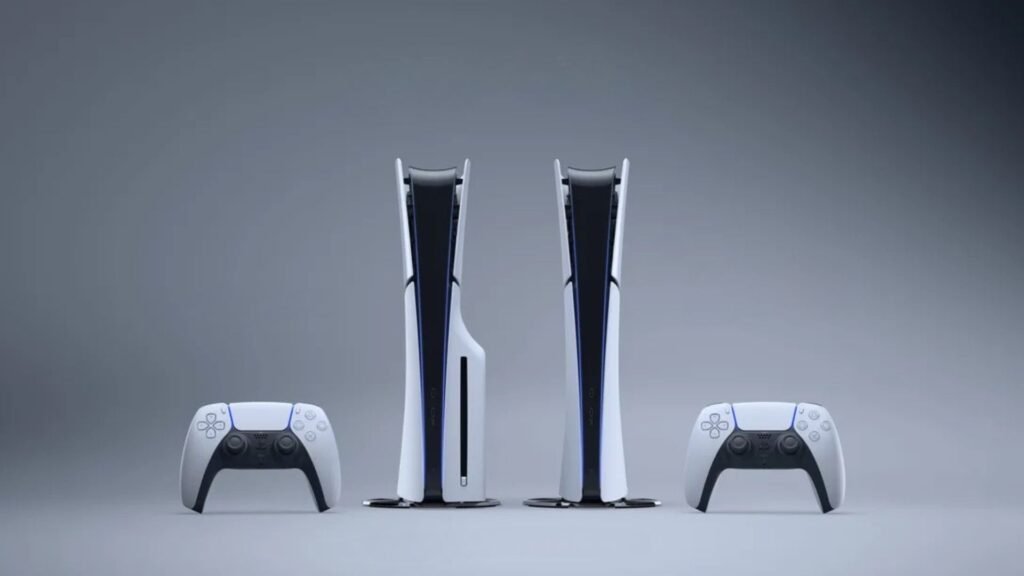 Imagem com fundo degradê cinza com o PS5 Slim nas versões com leitor de disco e digital, acompanhados de dois controles DualSense, um de cada lado