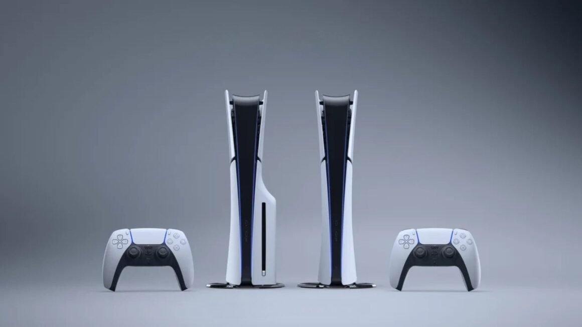 Imagem com fundo degradê cinza com o PS5 Slim nas versões com leitor de disco e digital, acompanhados de dois controles DualSense, um de cada lado