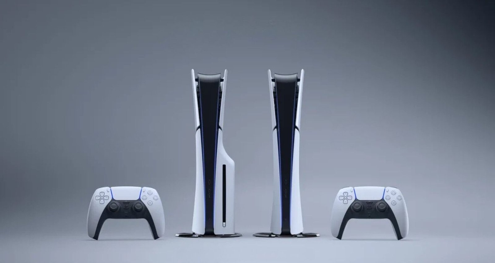 Imagem com fundo degradê cinza com o PS5 Slim nas versões com leitor de disco e digital, acompanhados de dois controles DualSense, um de cada lado