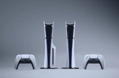 Imagem com fundo degradê cinza com o PS5 Slim nas versões com leitor de disco e digital, acompanhados de dois controles DualSense, um de cada lado