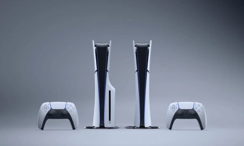 Imagem com fundo degradê cinza com o PS5 Slim nas versões com leitor de disco e digital, acompanhados de dois controles DualSense, um de cada lado