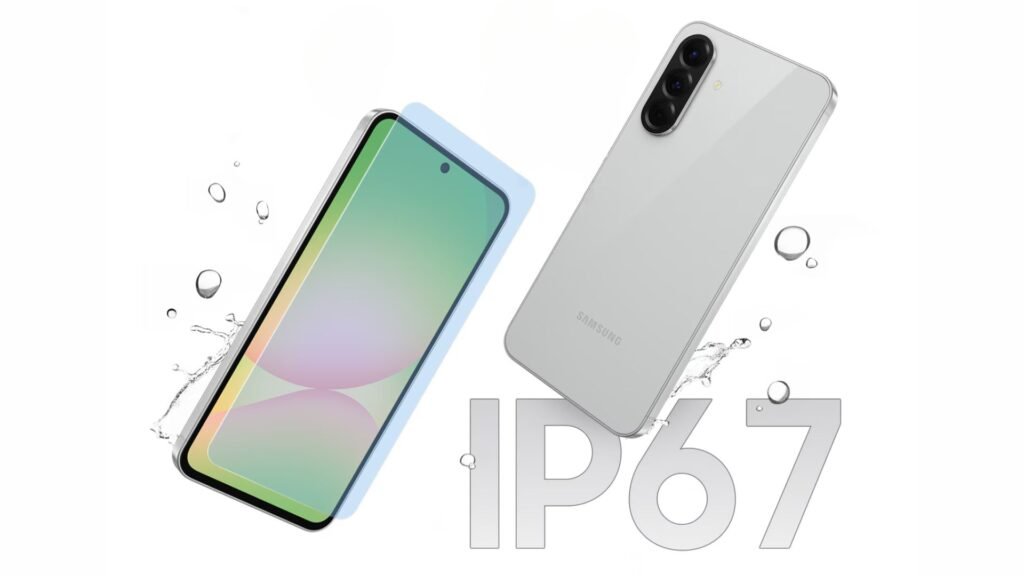 Ótimo ponto! A adição da referência ao Corning Glass torna a descrição mais completa e precisa. Aqui está uma versão atualizada do texto alternativo, incorporando essa informação:**Texto alternativo sugerido para a imagem (com referência ao Corning Glass):**Dois smartphones Samsung Galaxy A56 5G brancos são exibidos em um fundo branco, destacando suas características de resistência. O telefone à esquerda está inclinado com a tela voltada para cima, mostrando um fundo de tela com um padrão abstrato colorido e um pequeno círculo para a câmera frontal. Gotas de água translúcidas estão espalhadas ao redor do telefone, simbolizando sua resistência à água, **com a proteção adicional do Corning Glass, indicada pelo detalhe em azul na tela.** O telefone à direita está deitado de costas, mostrando o sistema de câmera traseira com três lentes e o logotipo da Samsung na parte inferior. A classificação IP67 é exibida em letras grandes e transparentes na parte inferior da imagem, indicando a resistência do dispositivo à poeira e água. A iluminação é suave e uniforme, destacando o design elegante e as capacidades de resistência dos smartphones, incluindo a proteção da tela Corning Glass.