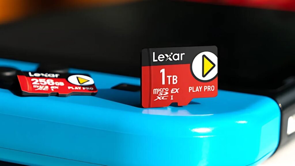 Um cartão de memória microSD vermelho Lexar de 1TB está em cima de um Nintendo Switch com Joy-Cons azuis e vermelhos. Um segundo cartão microSD vermelho Lexar de 256GB está parcialmente visível à esquerda, também em cima do Nintendo Switch. Ambos os cartões têm a marca Lexar, a capacidade de armazenamento impressos neles.