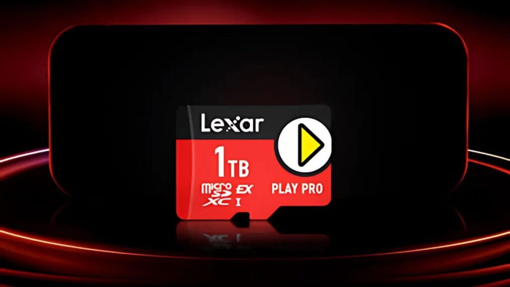 Um cartão de memória microSD vermelho Lexar de 1TB está em cima de uma superfície preta. O texto "Lexar", "1TB", "microSD EX PLAY PRO XC I" e um triângulo amarelo são visíveis no cartão. A superfície preta tem uma forma retangular com cantos arredondados e é cercada por um anel vermelho brilhante, podendo ser referência tanto a um smartphone como a um console portátil. A superfície abaixo do cartão reflete a imagem do cartão.