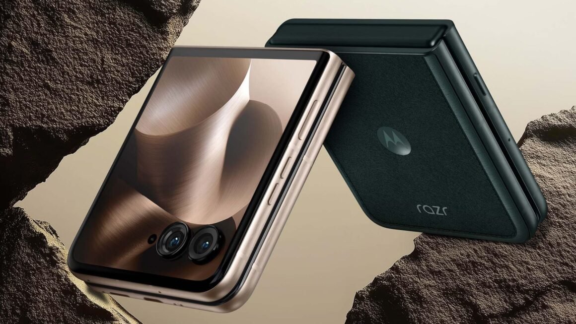 Dois smartphones dobráveis Motorola Razr 60 Ultra 5G estão lado a lado, repousando sobre o que se assemelha a formações rochosas marrons e texturizadas. Ambos os aparelhos estão fechados, mas a tela externa do smartphone à esquerda está ativa. O logo da Motorola e a inscrição "razr" em prata são visíveis na parte externa do aparelho à direita.