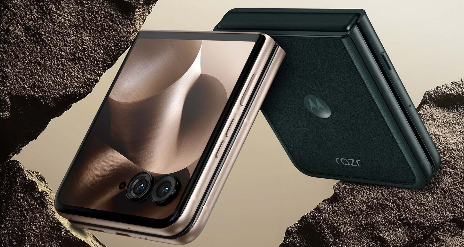 Dois smartphones dobráveis Motorola Razr 60 Ultra 5G estão lado a lado, repousando sobre o que se assemelha a formações rochosas marrons e texturizadas. Ambos os aparelhos estão fechados, mas a tela externa do smartphone à esquerda está ativa. O logo da Motorola e a inscrição "razr" em prata são visíveis na parte externa do aparelho à direita.