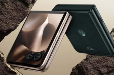 Dois smartphones dobráveis Motorola Razr 60 Ultra 5G estão lado a lado, repousando sobre o que se assemelha a formações rochosas marrons e texturizadas. Ambos os aparelhos estão fechados, mas a tela externa do smartphone à esquerda está ativa. O logo da Motorola e a inscrição "razr" em prata são visíveis na parte externa do aparelho à direita.