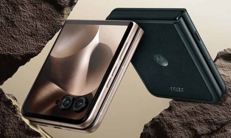 Dois smartphones dobráveis Motorola Razr 60 Ultra 5G estão lado a lado, repousando sobre o que se assemelha a formações rochosas marrons e texturizadas. Ambos os aparelhos estão fechados, mas a tela externa do smartphone à esquerda está ativa. O logo da Motorola e a inscrição "razr" em prata são visíveis na parte externa do aparelho à direita.