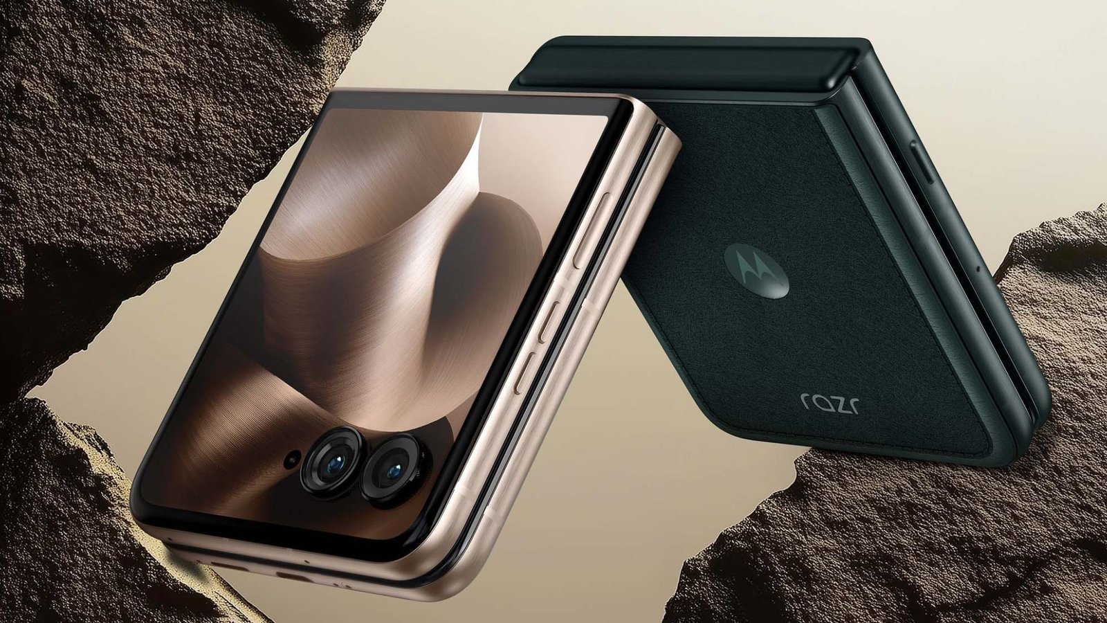 Dois smartphones dobráveis Motorola Razr 60 Ultra 5G estão lado a lado, repousando sobre o que se assemelha a formações rochosas marrons e texturizadas. Ambos os aparelhos estão fechados, mas a tela externa do smartphone à esquerda está ativa. O logo da Motorola e a inscrição "razr" em prata são visíveis na parte externa do aparelho à direita.