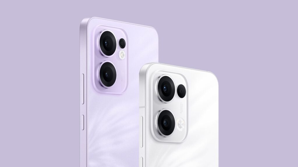 Traseiras do OPPO Reno13 na cor branca à frente e Reno13 F lavanda e atrás em perspectiva. O fundo é lilás.