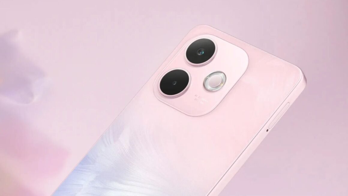 Close-up em ângulo da parte traseira do smartphone OPPO A5 Pro 5G. O aparelho tem um acabamento perolado em tons de rosa claro, com um reflexo azulado na parte inferior esquerda. O módulo de câmera, com duas lentes pretas grandes e um flash circular, está em destaque. O fundo é um rosa sólido e suave que complementa a cor do telefone.