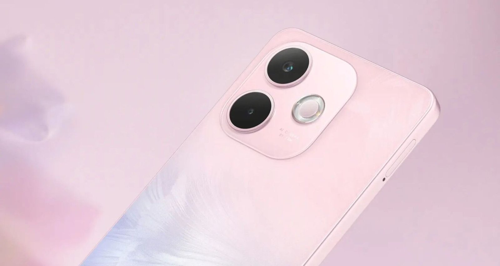 Close-up em ângulo da parte traseira do smartphone OPPO A5 Pro 5G. O aparelho tem um acabamento perolado em tons de rosa claro, com um reflexo azulado na parte inferior esquerda. O módulo de câmera, com duas lentes pretas grandes e um flash circular, está em destaque. O fundo é um rosa sólido e suave que complementa a cor do telefone.