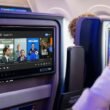 Conteúdo do Apple TV+ exibido em uma tela de entretenimento de bordo da United Airlines