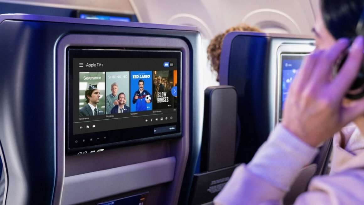 Conteúdo do Apple TV+ exibido em uma tela de entretenimento de bordo da United Airlines
