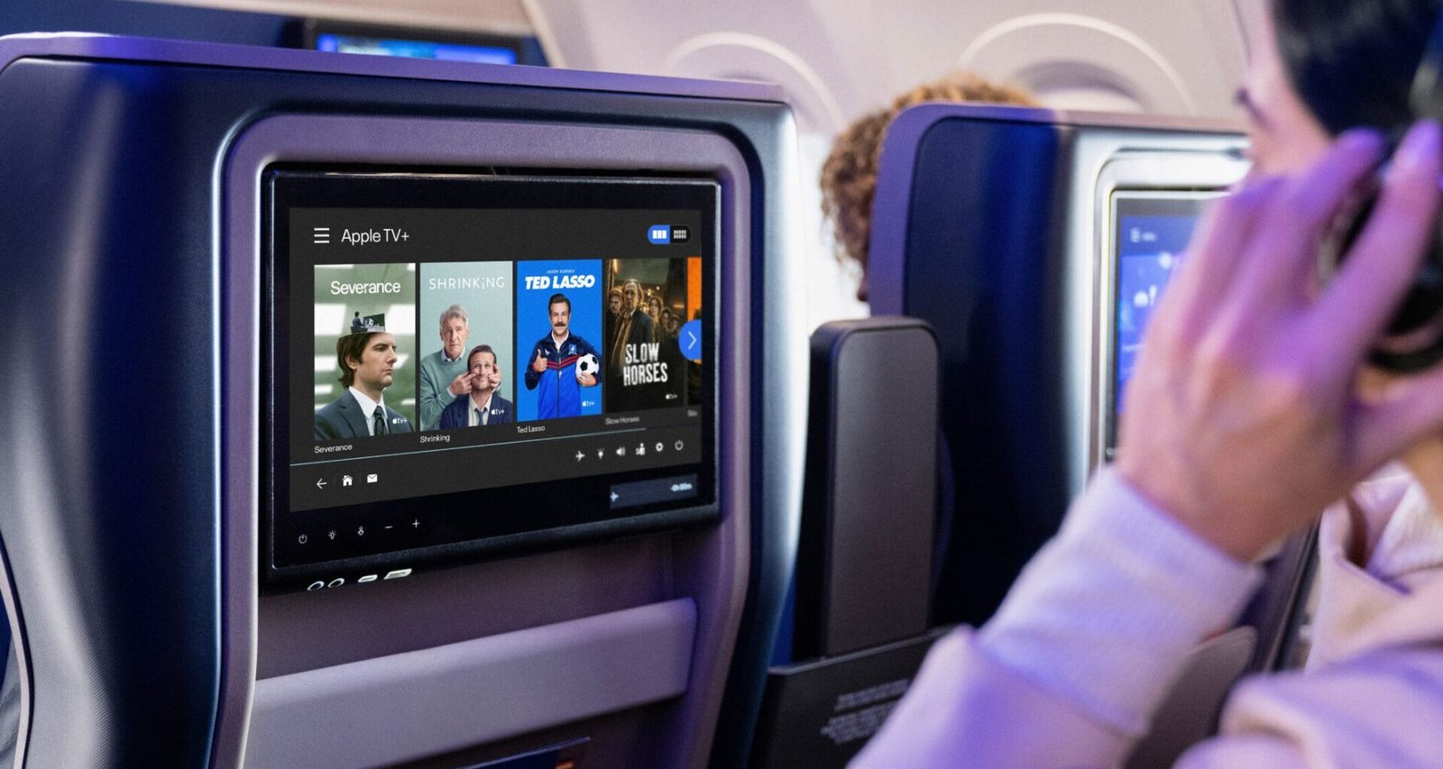Conteúdo do Apple TV+ exibido em uma tela de entretenimento de bordo da United Airlines