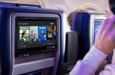 Conteúdo do Apple TV+ exibido em uma tela de entretenimento de bordo da United Airlines