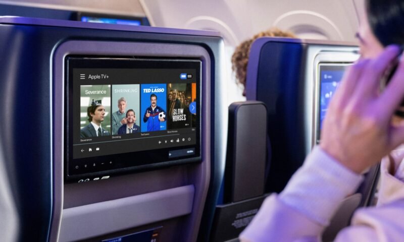 Conteúdo do Apple TV+ exibido em uma tela de entretenimento de bordo da United Airlines