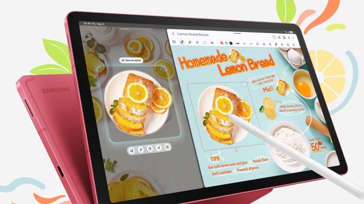Uma tablet Samsung Galaxy Tab S10 Lite rosa está na horizontal. A tela do tablet mostra uma receita de Pão de Limão Caseiro com o aplicativo de anotações da Samsung aberto no lado direito. À esquerda, há um recorte da receita com a imagem de um pão de limão fatiado, que pode ser usado como adesivo. Uma S Pen branca está sendo usada para interagir com a tela. O tablet está apoiado em um outro tablet do mesmo modelo e cor.