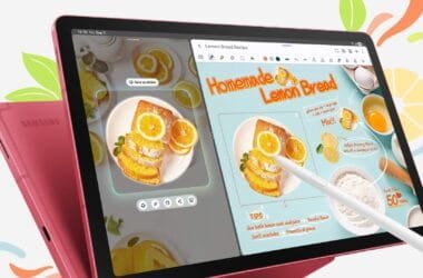 Uma tablet Samsung Galaxy Tab S10 Lite rosa está na horizontal. A tela do tablet mostra uma receita de Pão de Limão Caseiro com o aplicativo de anotações da Samsung aberto no lado direito. À esquerda, há um recorte da receita com a imagem de um pão de limão fatiado, que pode ser usado como adesivo. Uma S Pen branca está sendo usada para interagir com a tela. O tablet está apoiado em um outro tablet do mesmo modelo e cor.