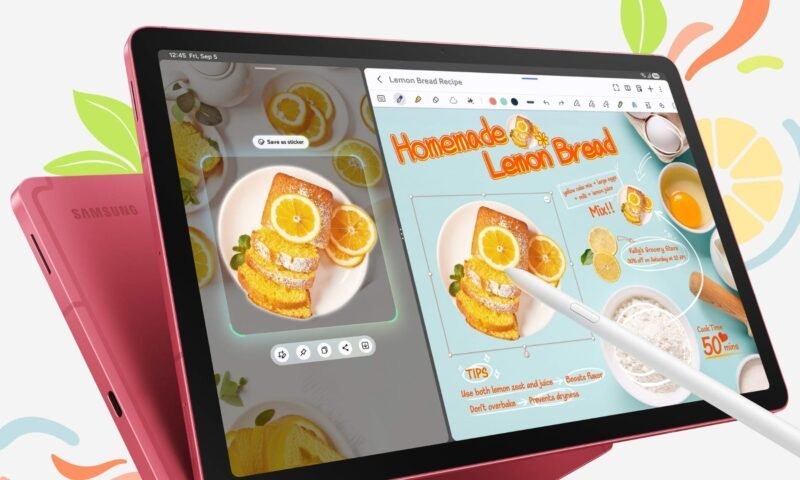 Uma tablet Samsung Galaxy Tab S10 Lite rosa está na horizontal. A tela do tablet mostra uma receita de Pão de Limão Caseiro com o aplicativo de anotações da Samsung aberto no lado direito. À esquerda, há um recorte da receita com a imagem de um pão de limão fatiado, que pode ser usado como adesivo. Uma S Pen branca está sendo usada para interagir com a tela. O tablet está apoiado em um outro tablet do mesmo modelo e cor.
