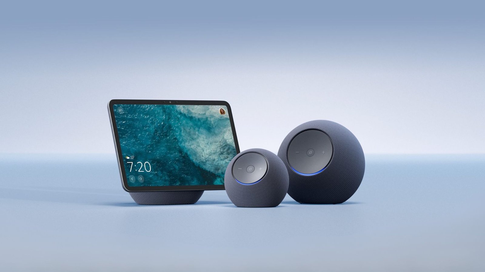 Três novos dispositivos da linha Amazon Echo 2025, todos na cor grafite e com acabamento em tecido. A imagem exibe o Echo Show com tela, o Echo Dot Max (esférico e menor) e o Echo Studio (esférico e maior).
