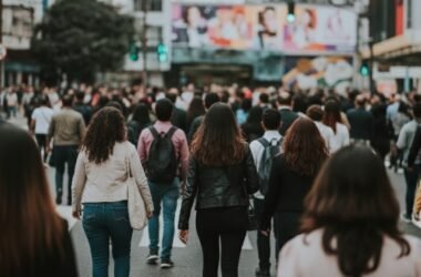 Pessoas atravessando a rua